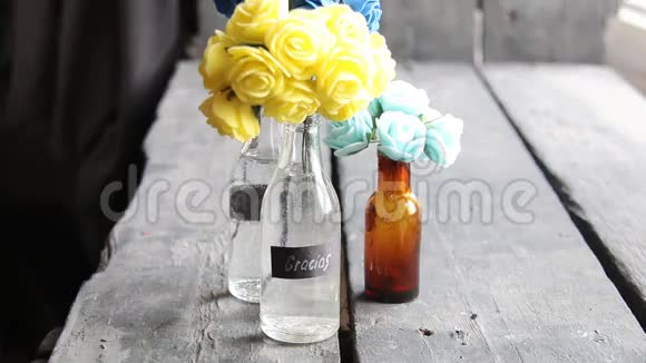 西班牙单词gracias意思是感谢和漂亮的花在复古瓶视频的预览图