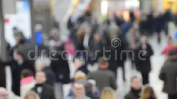 火车站上挤满了通勤者视频的预览图