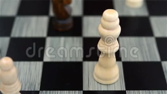 黑棋玩家击倒白王视频的预览图