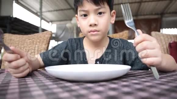 愤怒的亚洲儿童等待食物推出视频的预览图