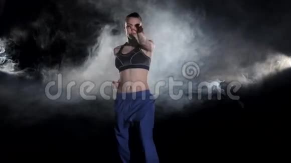 穿运动服装的女孩空手道技术黑色的视频的预览图
