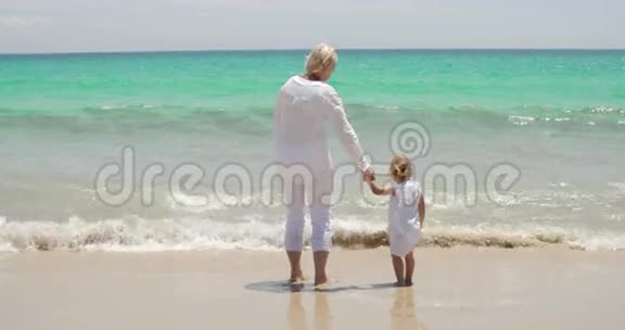 祖母和孙女在海边视频的预览图