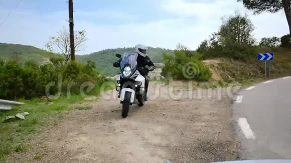 骑摩托车的人骑着摩托车在弯道上行驶视频的预览图