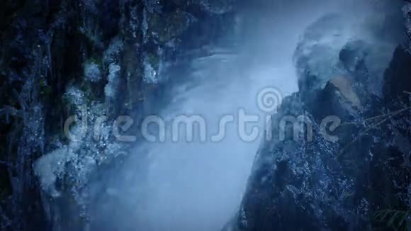 瀑布过岩石特写视频的预览图