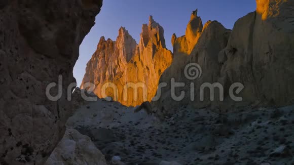 阳光明媚的早晨在卡萨克斯坦的白垩城堡山谷滑块4K视频的预览图