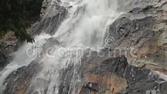 热带瀑布和岩石的慢动作视频视频的预览图