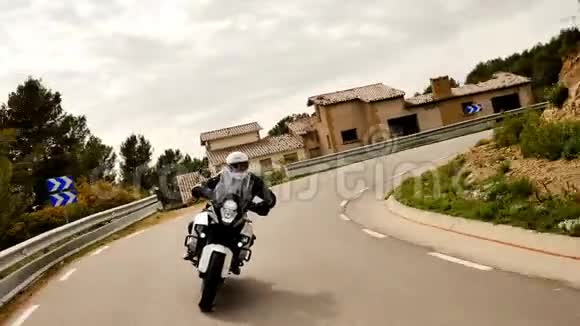 骑摩托车的人骑着摩托车在弯道上行驶视频的预览图