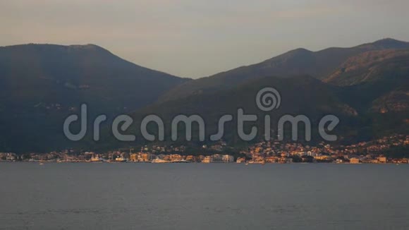 蒂瓦特从卢斯蒂卡半岛的景色黑山科托尔湾视频的预览图