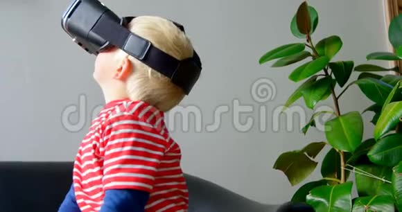 4k客厅使用虚拟现实耳机的男孩视频的预览图