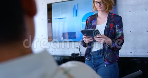 在现代办公室使用数码平板电脑的白种人女商人视频的预览图