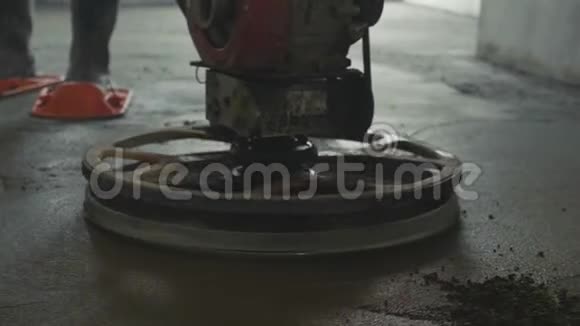 机械化灌浆混凝土地板特写慢速运动视频的预览图