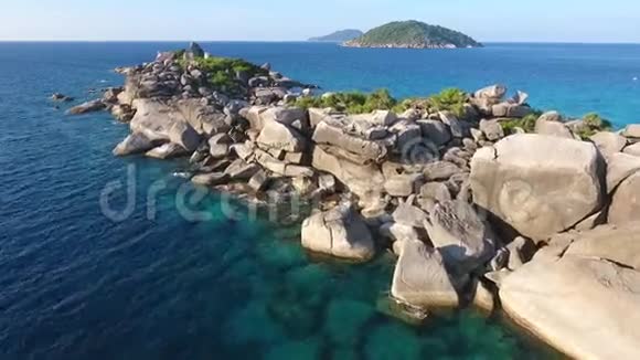 空中西米兰岛海角惊人的巨大石头高清慢速运动泰国安达曼海视频的预览图