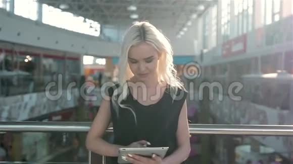 开始新的生意美丽的年轻女子拿着数码平板电脑微笑着看着相机站在视频的预览图