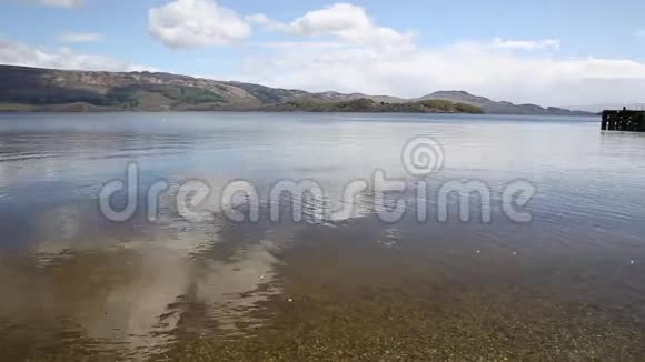 夏季苏格兰洛蒙德湖有清澈的水山和码头视频的预览图