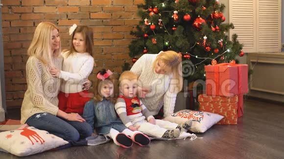 在圣诞树下快乐的家庭4K视频的预览图