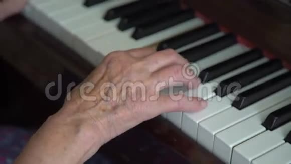 祖母正在弹钢琴视频的预览图