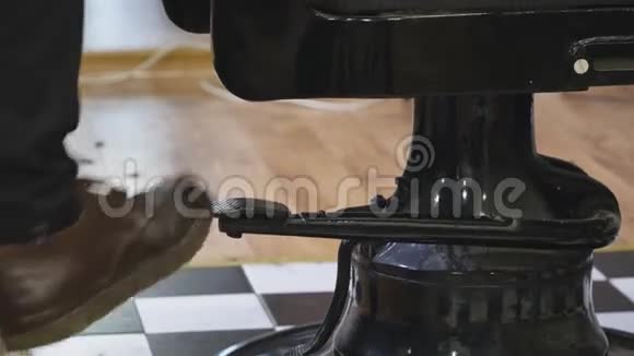 老式理发椅巴伯椅用踏板升降视频的预览图