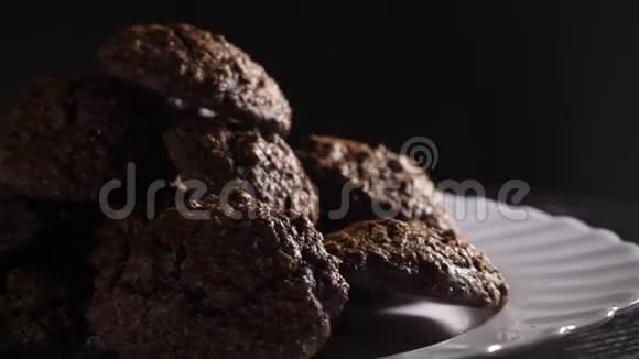 黑色背景上带有自制巧克力饼干的旋转盘视频的预览图