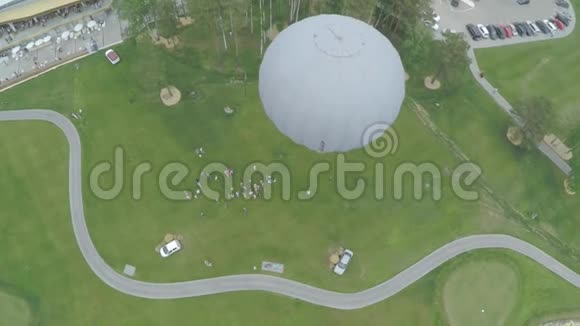 带篮子的白色大气球在大气球上飞行视频的预览图