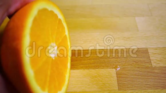 在轻型木切割板上切割一个橙色关闭视频视频的预览图