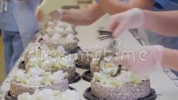 蛋糕厂用巧克力奶油和糖装饰蛋糕视频的预览图