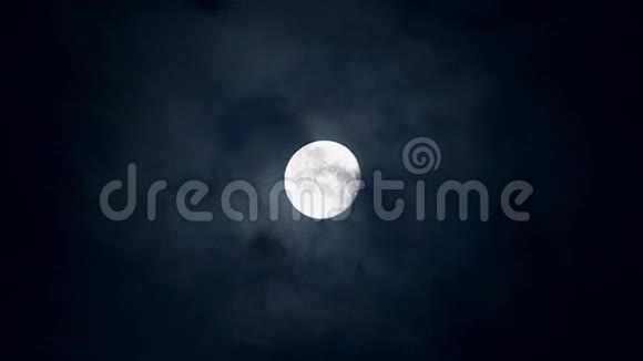一片月光阴沉沉的天空视频的预览图