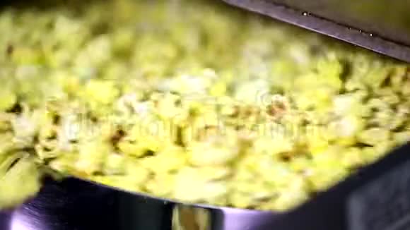 打开盖子自动旋转爆米花制作机全焦糖奶酪甜玉米种子在里面弹出关闭视频的预览图