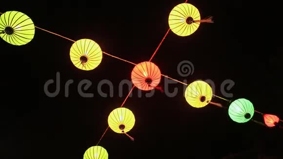在芽庄的街道上燃烧越南民族的灯火越南视频的预览图