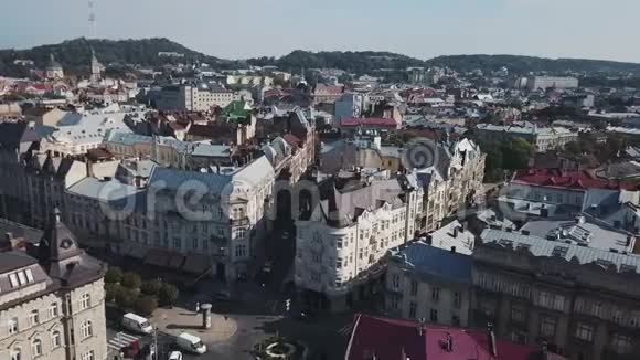 飞越美丽的欧洲城市利沃夫的街道视频的预览图