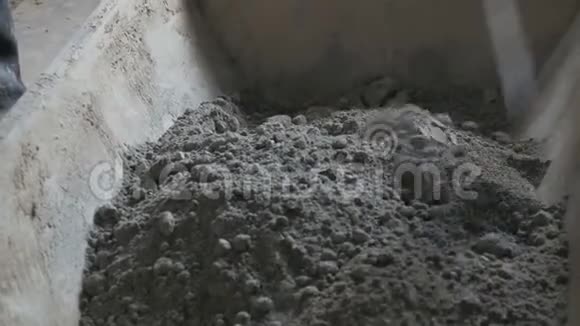 制造水泥的男建筑工人混合水泥粘土和水混合所有视频的预览图