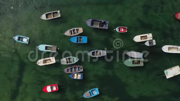 海上停泊的木制渔船俯视视频的预览图