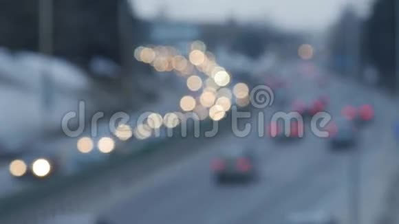 街道上汽车的交通灯不集中视频的预览图