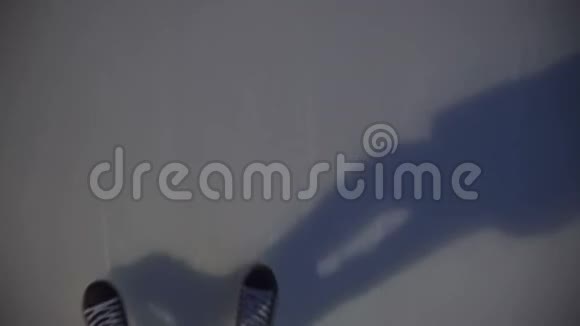 他溜冰并在摄像机上记录他的影子视频的预览图