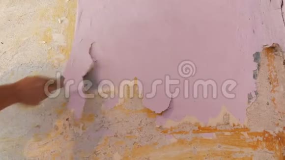 装饰粉色壁纸一面墙家修人用专用抹刀剥旧壁纸视频的预览图