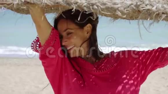 海边的自然幸福的年轻女子视频的预览图
