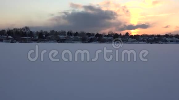 日落冰雪湖的景色视频的预览图