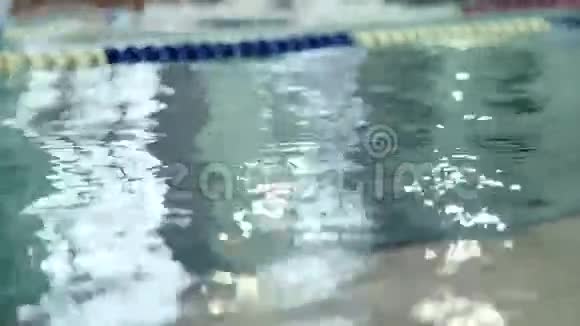 游泳者漂浮在水上视频的预览图