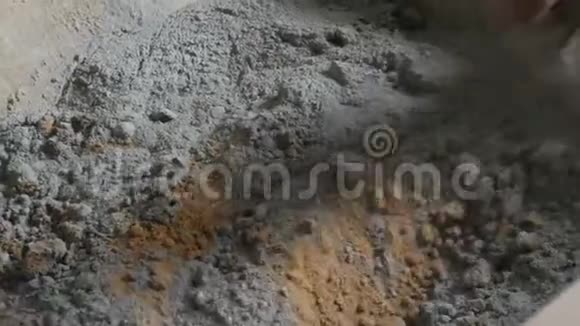 制造水泥的男建筑工人混合水泥粘土和水混合所有视频的预览图