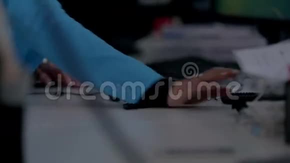 女性使用电脑鼠标和圆珠笔视频的预览图