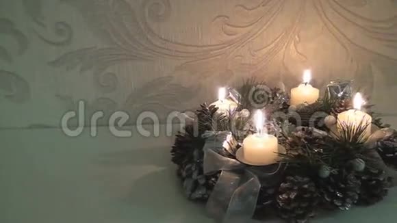 圣诞花环上有燃烧的蜡烛视频的预览图