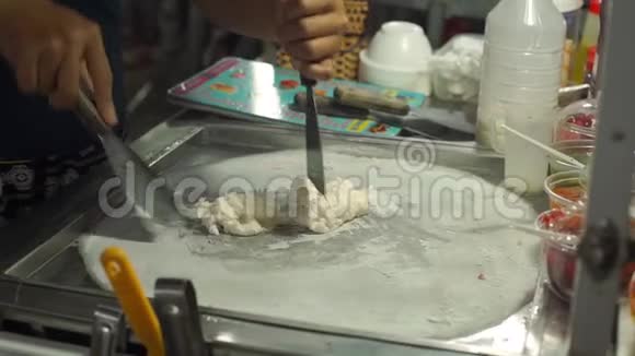 亚洲夜市手工制作天然冰淇淋的慢镜头视频的预览图