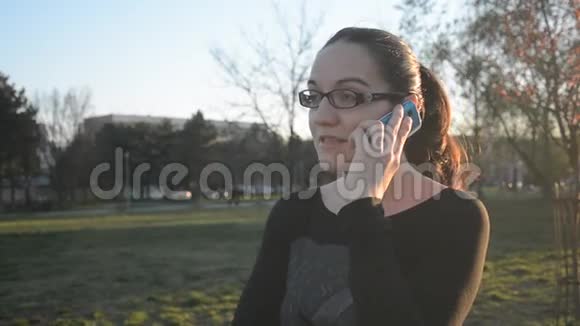 年轻的高加索女人在手机上聊天视频的预览图