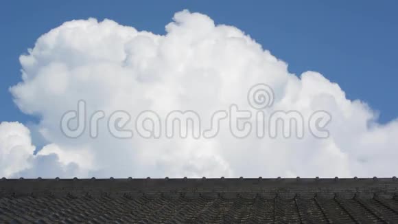 云和瓷砖屋顶视频的预览图
