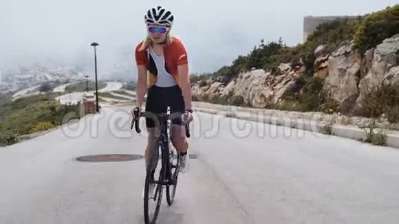 年轻的金发女性骑自行车视频的预览图