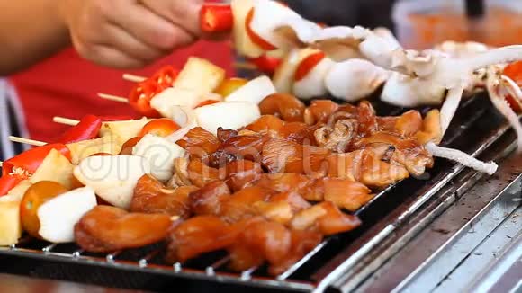 亚洲街头美食烧烤烧烤棒亚洲国家的快餐视频的预览图