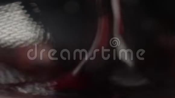 红汁葡萄酒把饮料倒入杯子里喷洒掉下去波浪视频的预览图