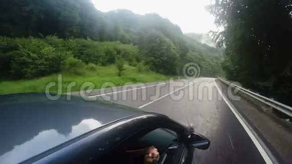 夏天汽车在山路上行驶视频的预览图