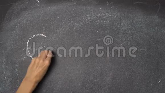 在黑色黑板上手工书写目标视频的预览图