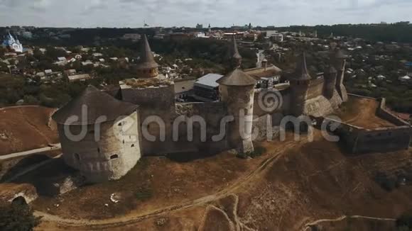 4K空中拍摄的旧城堡卡米涅茨波迪尔斯基城堡西乌克兰视频的预览图