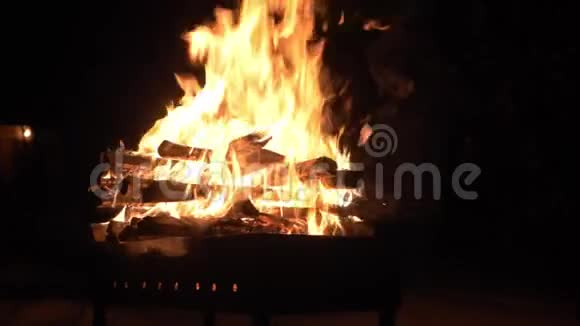 夜晚烤架里熊熊的火焰视频的预览图